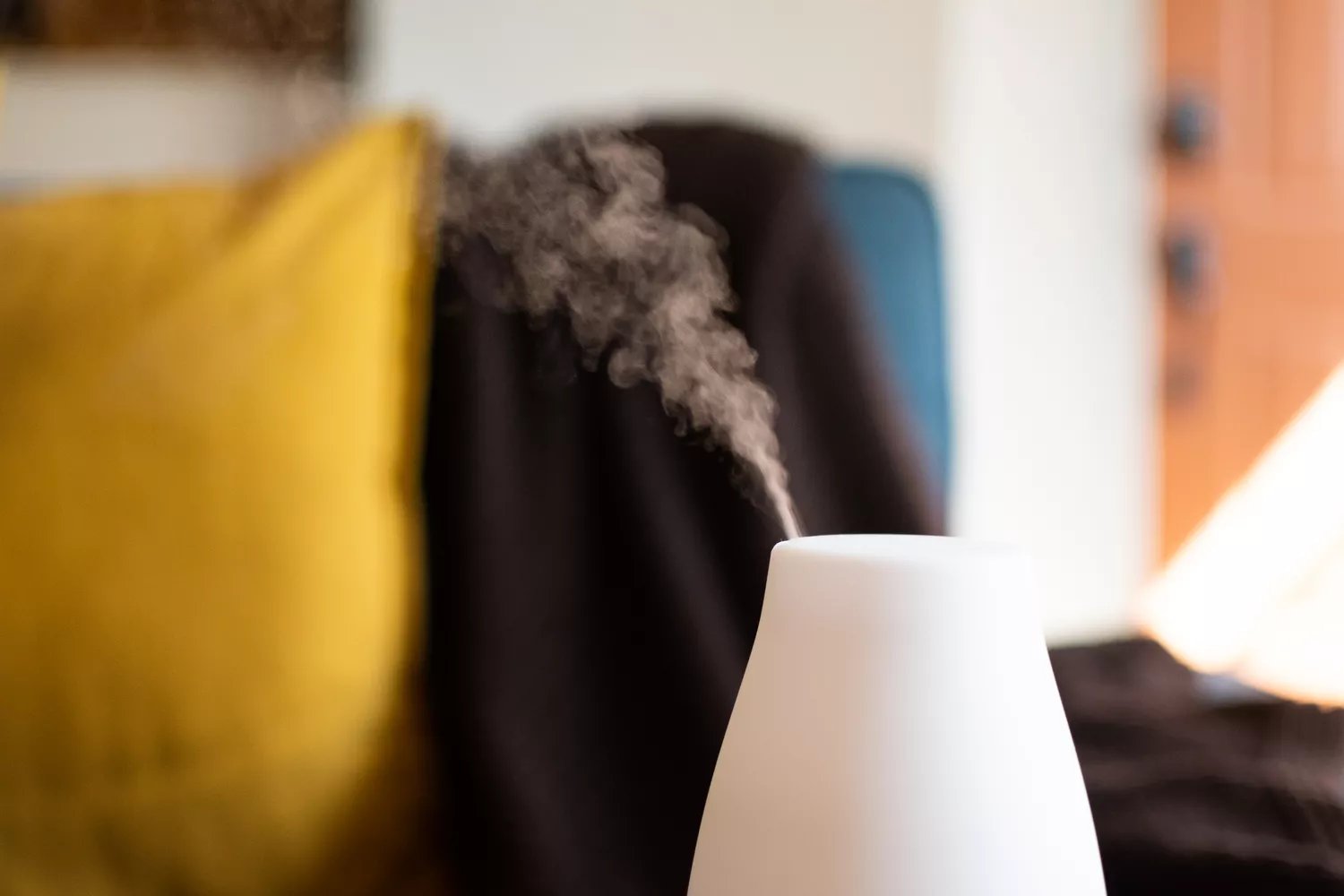 White humidifier releasing steamed vapor into room 